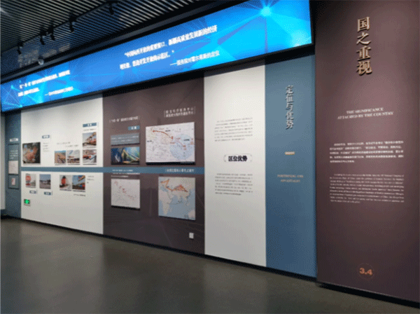 宣絨布加極窄型材展板，亞克力立體字