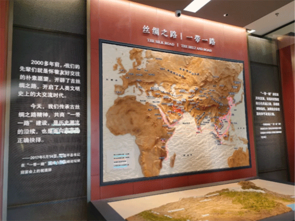 宣絨布加極窄型材展板，亞克力立體字